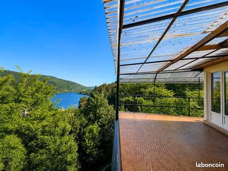 maison avec terrasse couverte de 30 m2 et terrain de 900 m2 à 1h de lyon