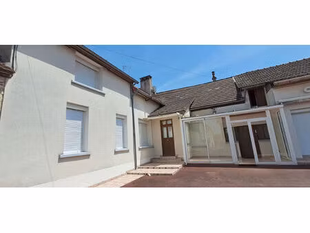 secteur fleury la vallée - maisons anciennes sur 1900m2 de terrain clos.