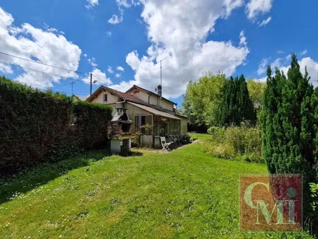 propriété avec maison d'env.62m2  une pièce d'eau et un vas