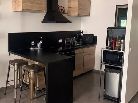 cogolin -coup de coeur assuré - élégant t2 de 50m2 entièrement rénové au coeur du village 
