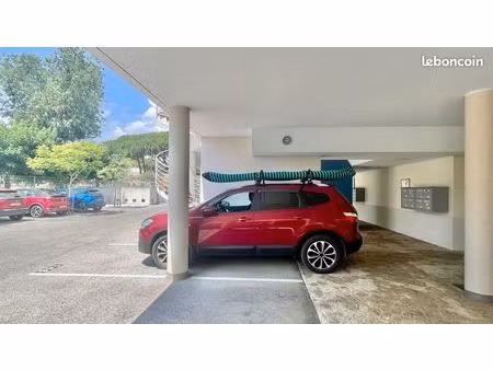 parking sécurisé couvert proche plage  signature rapide possible : dossier complet à jour 