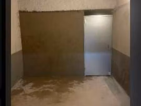 loue garage fermé six fours