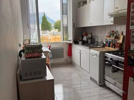appartement avec extérieur et place de parking sécurisé