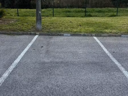 place de parking à la londe les maures