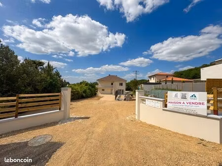 duplex dans maison avec grand jardin et trois stationnements