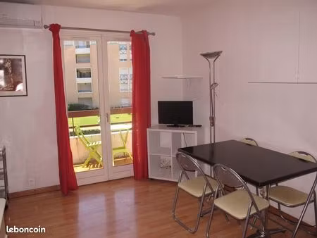 studio 23m2 st raphael centre ville balcon parking cave