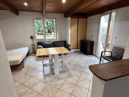 studio indépendant avec jardin et parking privé – eau + électricité incluses