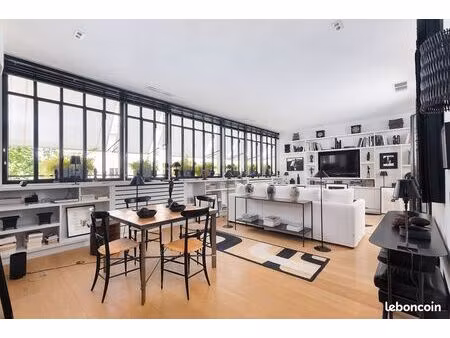 apartement sur rue privée dernier étage climatisation