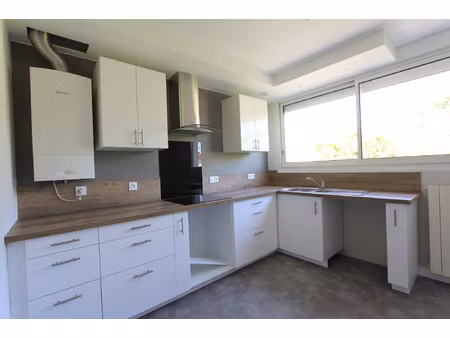 a louer  dans une petite copropriété appartement