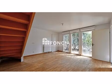 appartement en duplex avec 2 places de parking proche des écoles  des commerces et des tra