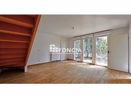 appartement en duplex avec 2 places de parkings proche des écoles  des commerces et des tr