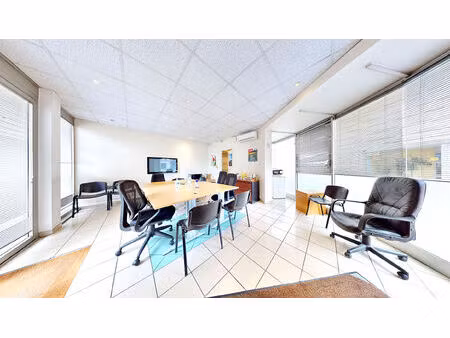 local commercial puteaux 30 84 m2