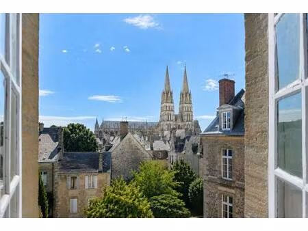 dans le centre historique de bayeux  une élégante demeure du xviiie siècle
