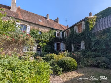 grande maison de caractère avec jardin intimiste et grange