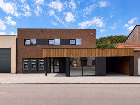 surface commerciale de +/- 151 m²