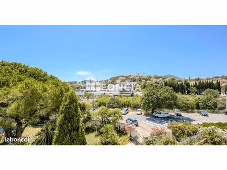 carqueiranne centre  appartement t2 avec veranda et balcon