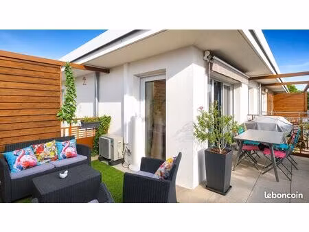 dernier étage avec terrasse vue rocher
