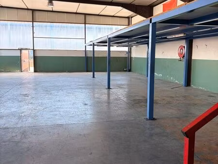 bâtiment industriel à louer ( le muy)