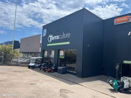local commercial bord rn7 650m2 plus mezzanine