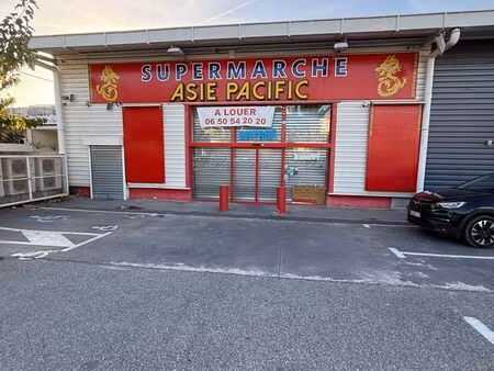 commerce 500m2 chemin des plantades avec parkings et belle visibilité