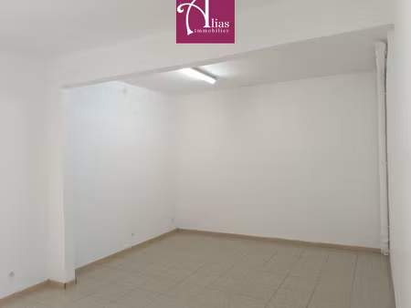 à louer - local 42m2 - rdc - bourg - le moule