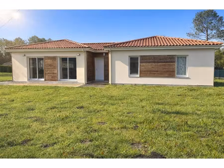location meublée maison 5 pièces 114 m² à gaillan-en-médoc (33340)  1 110 €