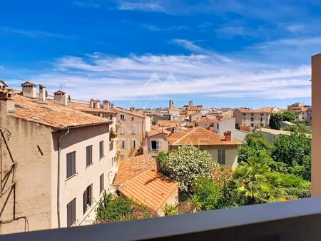 exclusivité – vieil antibes entre le port vauban et les remparts.