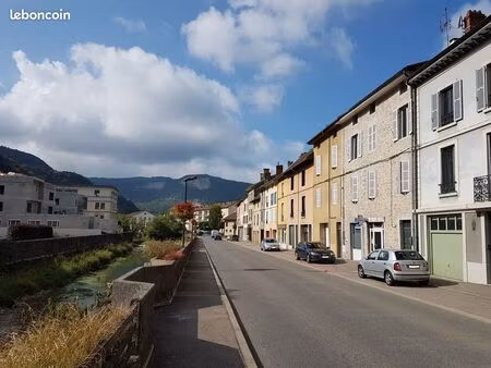 local tres bien place a 10 km amberieu en bugey