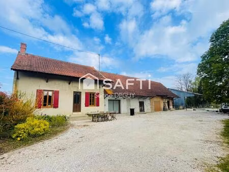 habitation rénovée avec dépendances et hangar métallique ouvert