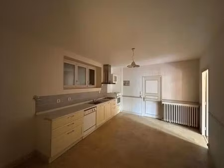 maison dans village calme avec un beau potentiel d'agrandissement avec ses dépendances