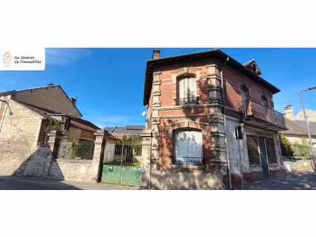 ensemble immobilier en pierre avec jardin et garages