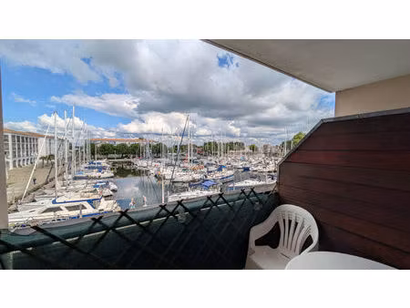 t2 de 33 m² - vue port + terrasse et parking