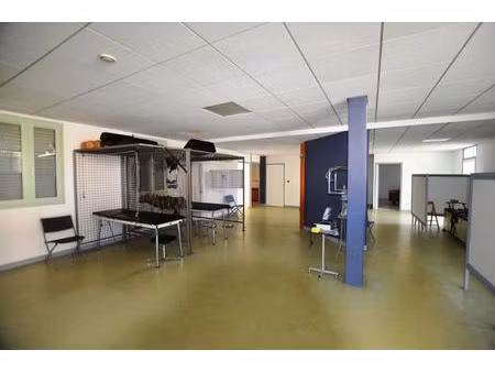 a vendre en exclusivité sur auch (32): local commercial ou professionnel de 160m² avec pla