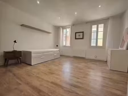 location meublée appartement 1 pièce 33 m² à sanary-sur-mer (83110)  655 €