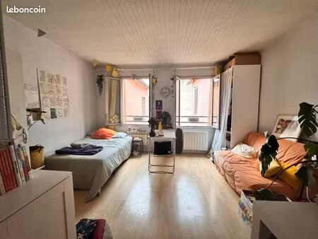 studio au gros cailloux