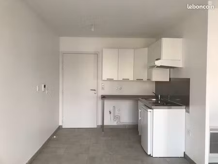 studio  loué vide - lyon 9 - rue plasson et chaize