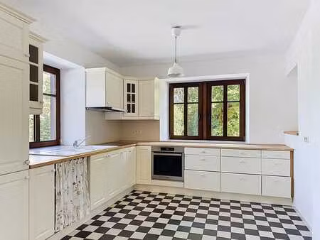 superbe maison avec terrasse et jardin.