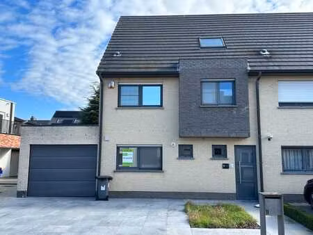woning met garage  fietsenberging en ruim terras