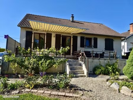 maison familiale avec vue dégagée et grand terrain