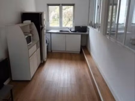 loue petit appartement proche toutes commodités avec petite terrasse et petit jardin