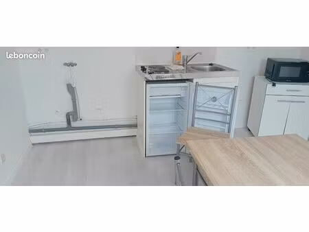 a saisir f2 meuble a extracteur d'air  double evacuation  proximite immediate a pied des l