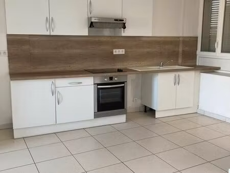 maison f6 de 136.95 m² à bussiares
