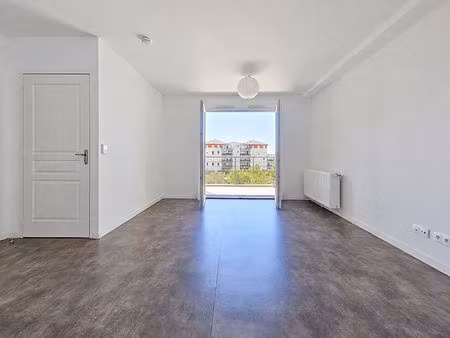 appartement récent 2 chambres avec balcon et place de stationnement
