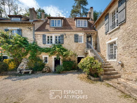 maison en pierre du xviiie siècle à la campagne