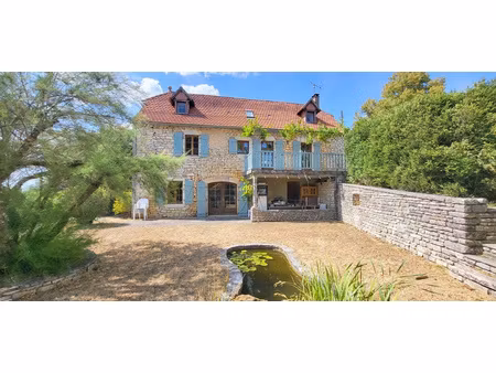 maison en pierre bénéficiant d'une piscine et d'un panorama