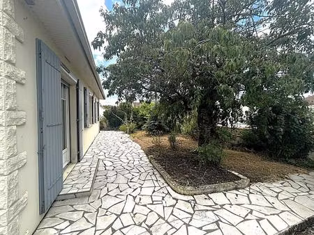 marans. maison de plain pied à rafraichir avec garage  jardin et puits