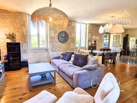 maison de caractère rénovée avec terrain de plus de 1 300 m² – reignac (33)