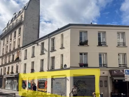 boutique d'angle avec extraction au pied d'un immeuble refait à neuf