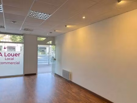 a louer  à la baule 1400 euros/mois  local commercial de 48m2 dans une rue très commerçant