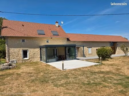 longère en pierre rénovée avec piscine